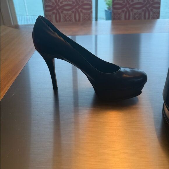Vera Wang Classic Black Heels - Picture 11 of 11